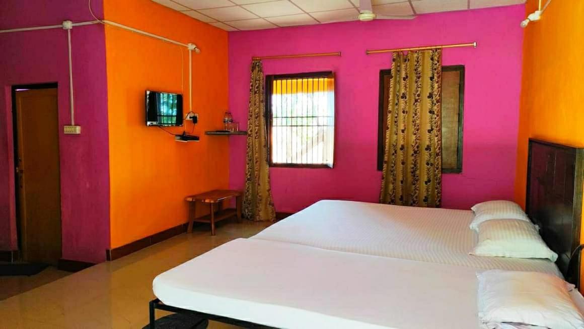 Estuarine Village Resort Satabhaya ภายนอก รูปภาพ
