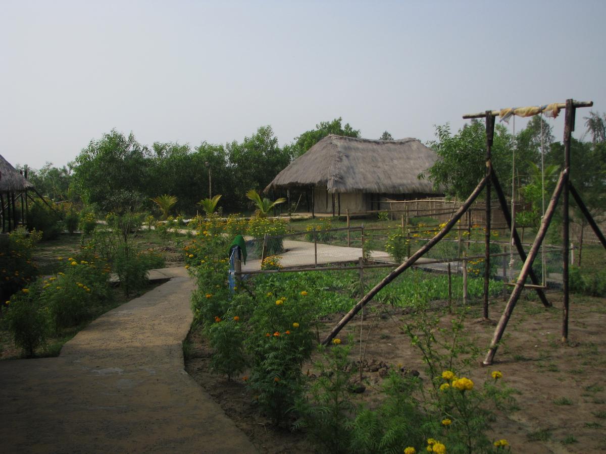 Estuarine Village Resort Satabhaya ภายนอก รูปภาพ